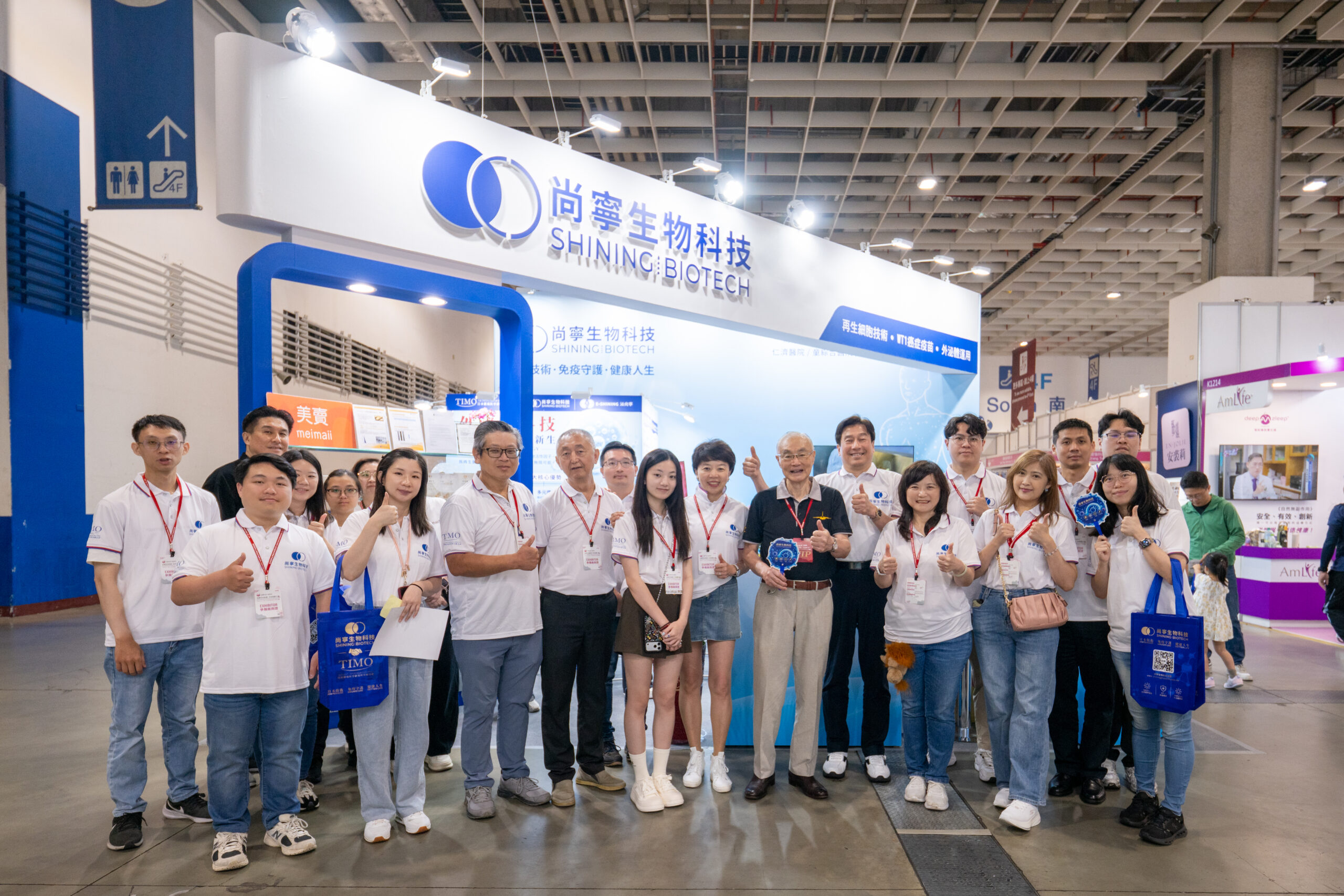 2026亞洲生技大展中，前國防部部長暨退輔會主委馮世寬將軍與尚寧生技林興瑞董事長率領團隊合影(圖/尚寧生技提供)