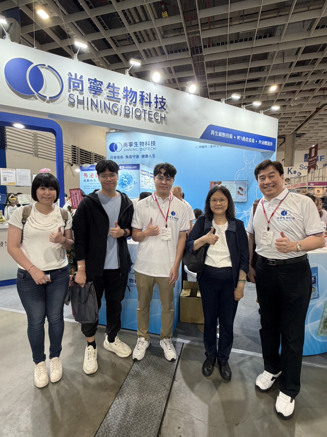 尚寧生技林興瑞董事長攜手臺大醫學院細胞生物學研究所教授合影(圖/尚寧生技提供)